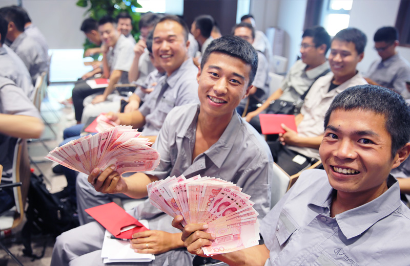 2019年8月9日，EZPay北京集團直補發放，員工們難掩幸福之情。