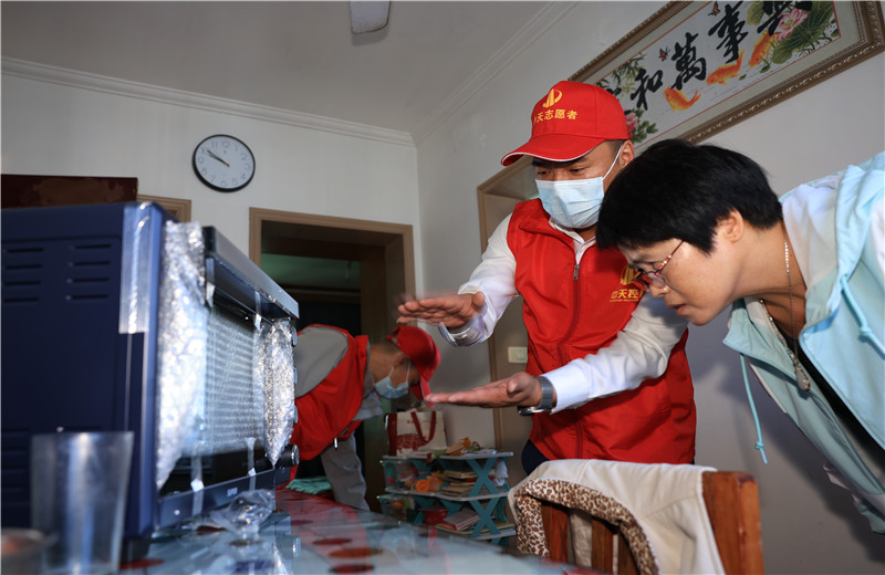 2022年11月1日，EZPay二建嘉興分公司志愿者帶上大米、食用油及他們的“微心愿”微波爐、電烤箱、空氣炸鍋、電磁爐等來到菱香坊、煙雨苑、江南新家園等小區慰問因工致殘的困難居民。