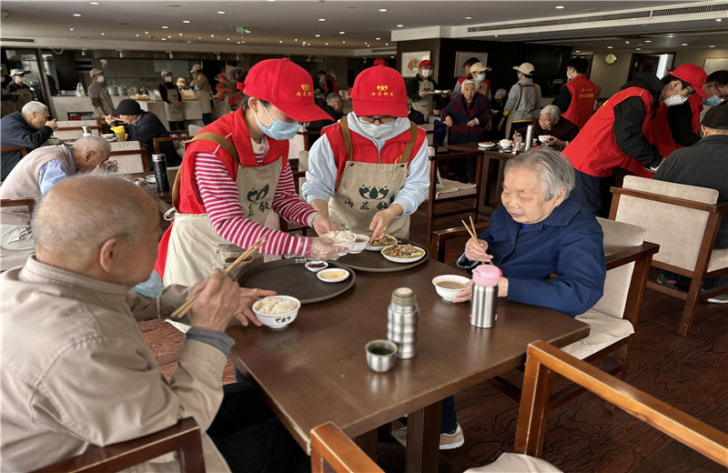 2023年4月12日，控股集團志愿者走進杭州市上城區(qū)雨花敬老院開展公益志愿服務。