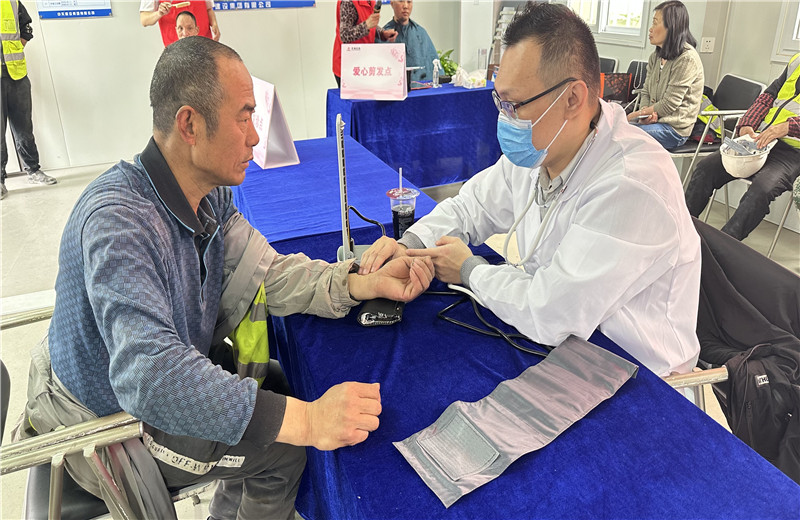 五一前夕，天津公司組織開展為項目一線職工提供愛心剪發、愛心義診、愛心贈飲、愛心咨詢、愛心加餐服務，給工友們送去了勞動節的問候。