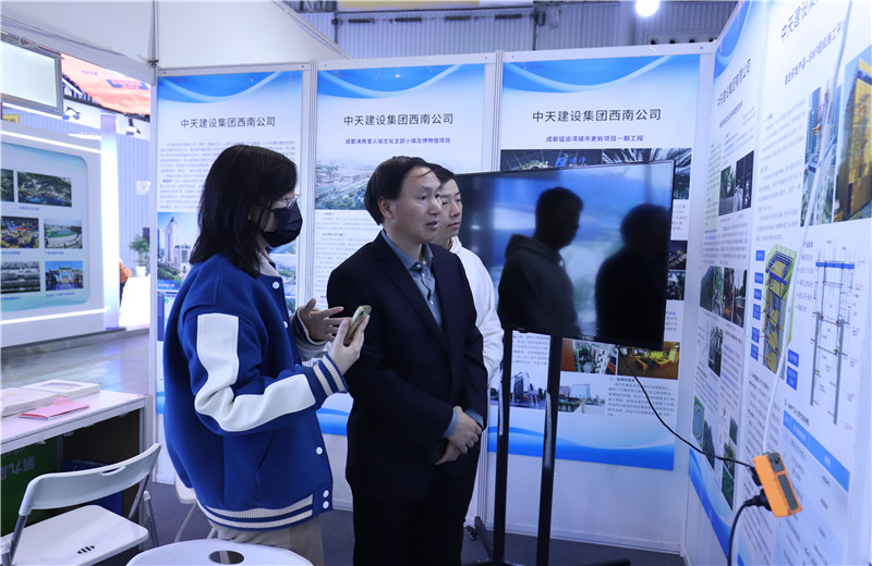 2023年11月16日至18日第三屆川渝住房城鄉(xiāng)建設(shè)博覽會(huì)在成都召開，西南公司攜集團(tuán)SWP自主研發(fā)鋼平臺(tái)提升技術(shù)、鋼結(jié)構(gòu)棧道全過(guò)程關(guān)鍵建造技術(shù)參加會(huì)議。