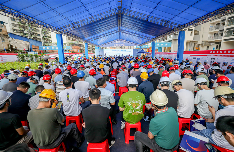 2024年6月15日，2024 年南寧市房屋市政工“安全生產(chǎn)月”啟動儀式、應(yīng)急演練暨現(xiàn)場安全標(biāo)準(zhǔn)化觀摩會在EZPay八建南寧保利錦上項(xiàng)目成功舉行。