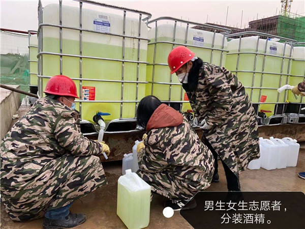 從山東采購(gòu)拉到松滋市分裝，并發(fā)往全市醫(yī)院的醫(yī)用酒精.jpg