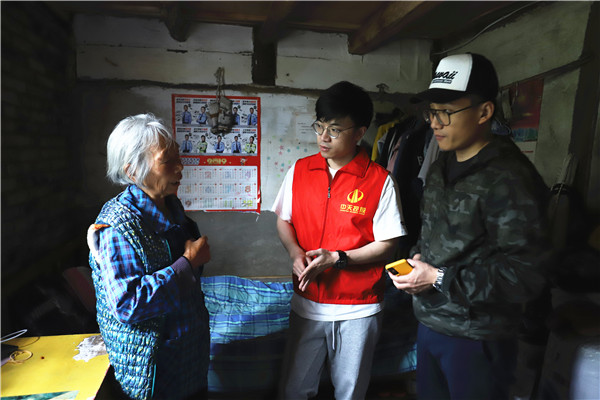 EZPay志愿者走進(jìn)大山，走訪了解受助學(xué)生家庭情況.jpg